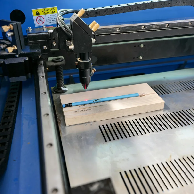 Lazerinis graviravimas ant medžio ruošinio dirbtuvėse