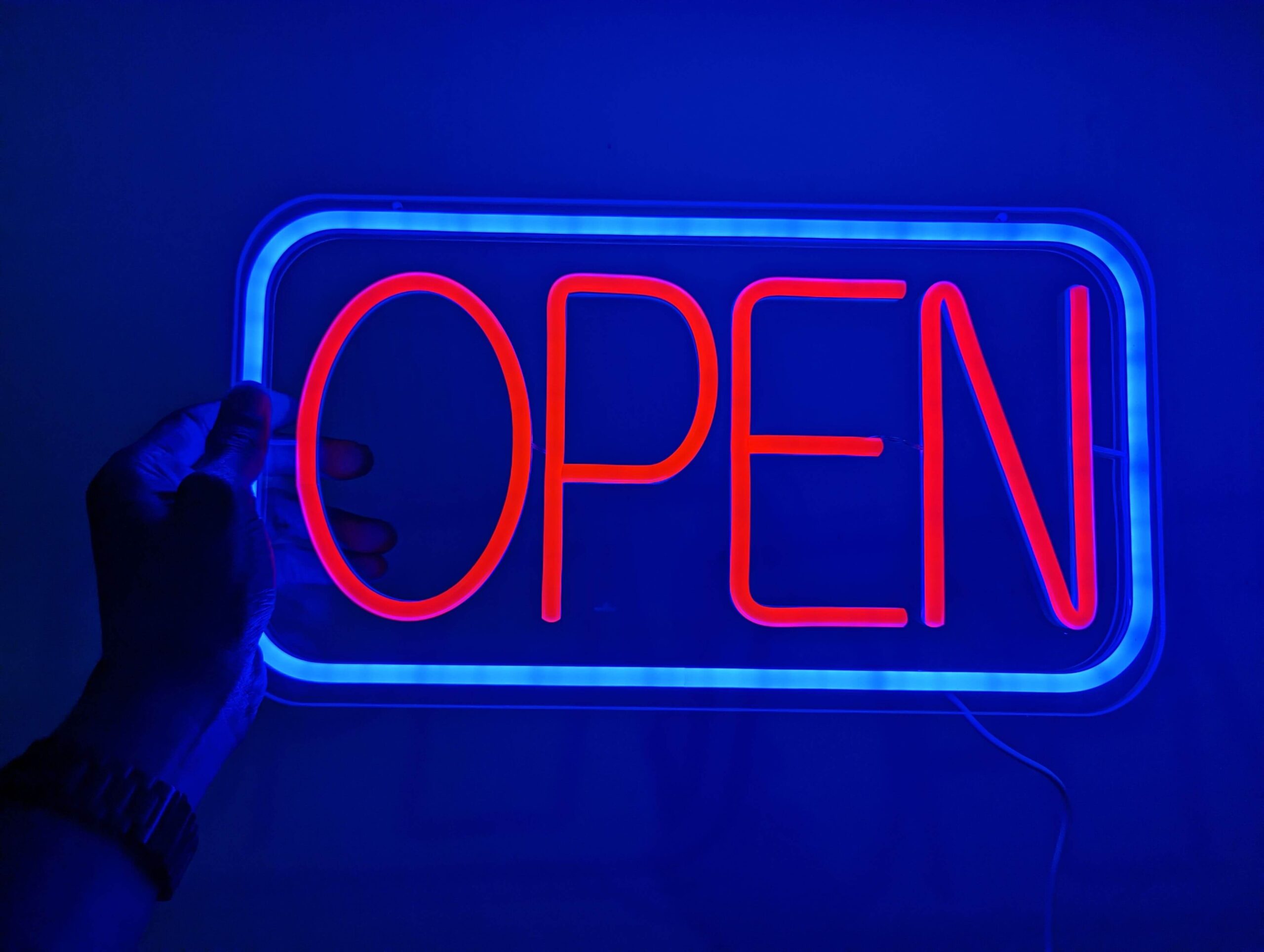 Ryški OPEN LED iškaba verslo vitrinai