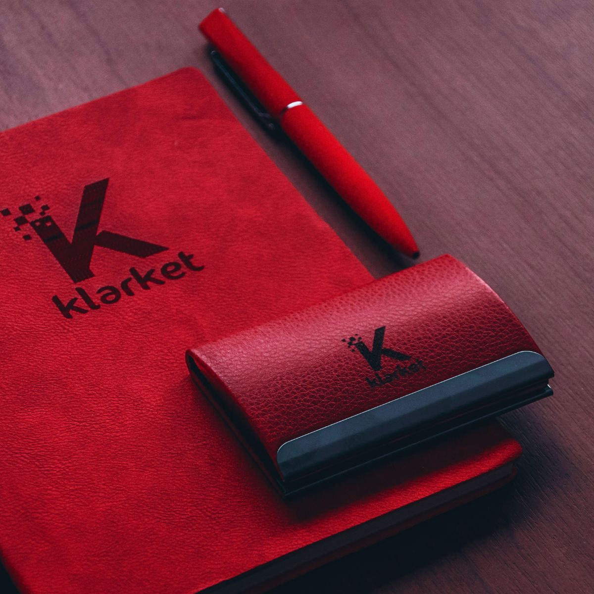 Užrašinė, rašiklis ir kortelių dėklas su logotipu kaip verslo užsakymo pavyzdys