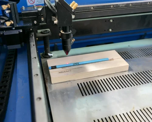 Lazerinis graviravimas ant medžio ruošinio dirbtuvėse